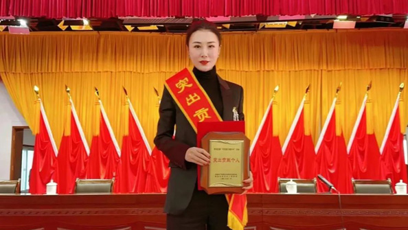 熱烈祝賀集團(tuán)總經(jīng)理張娟在李滄區(qū)“作風(fēng)能力提升年”活動(dòng)中，獲評(píng)“突出貢獻(xiàn)個(gè)人”榮譽(yù)稱號(hào)